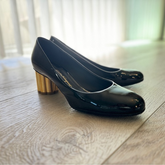 Salvatore Ferragamo Lucca 55 Gold Petal Heel Pumps - Picture 4 of 6